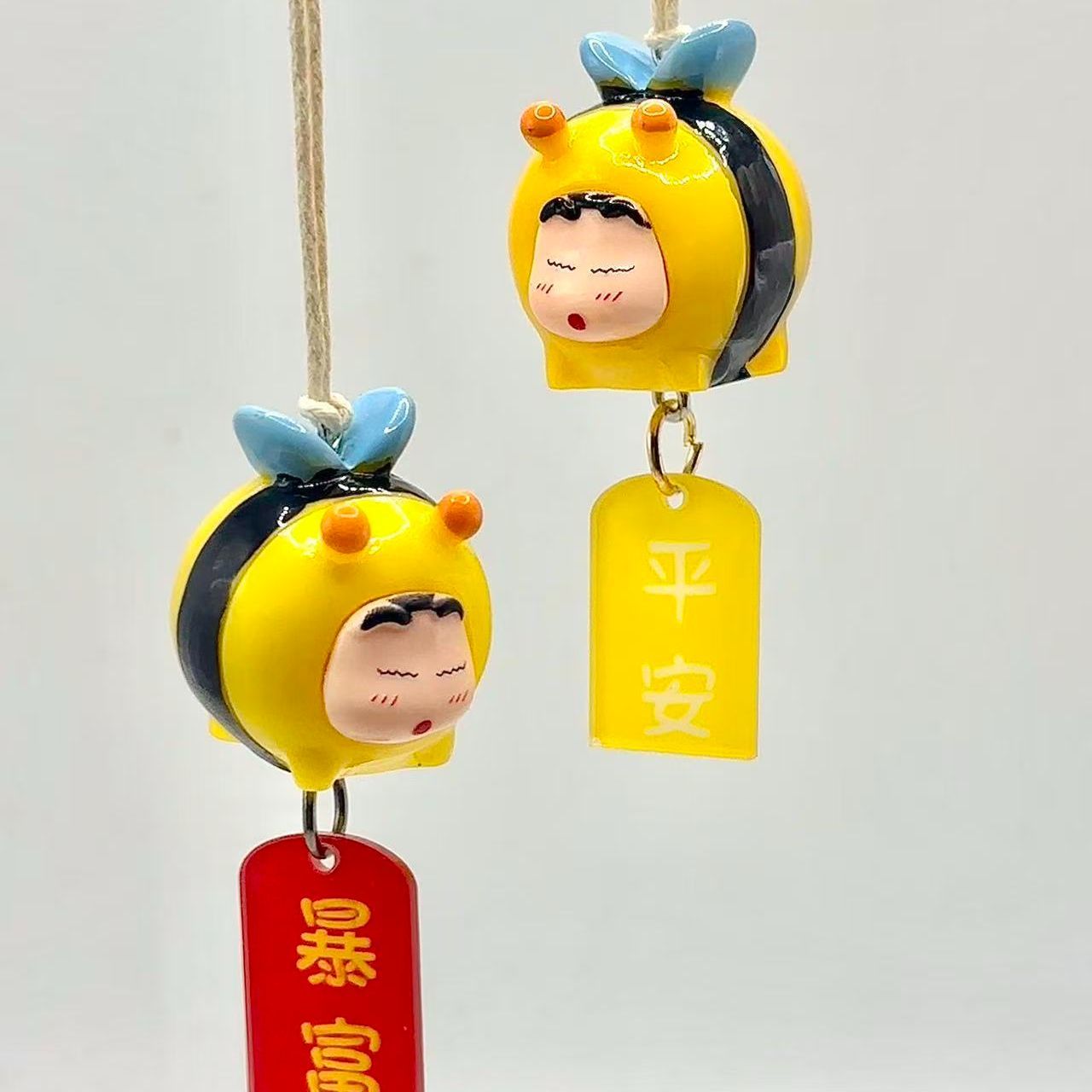 Car Accessories Hanging - Figurka Crayon Shin-chan Bee Cosplay, zawieszka