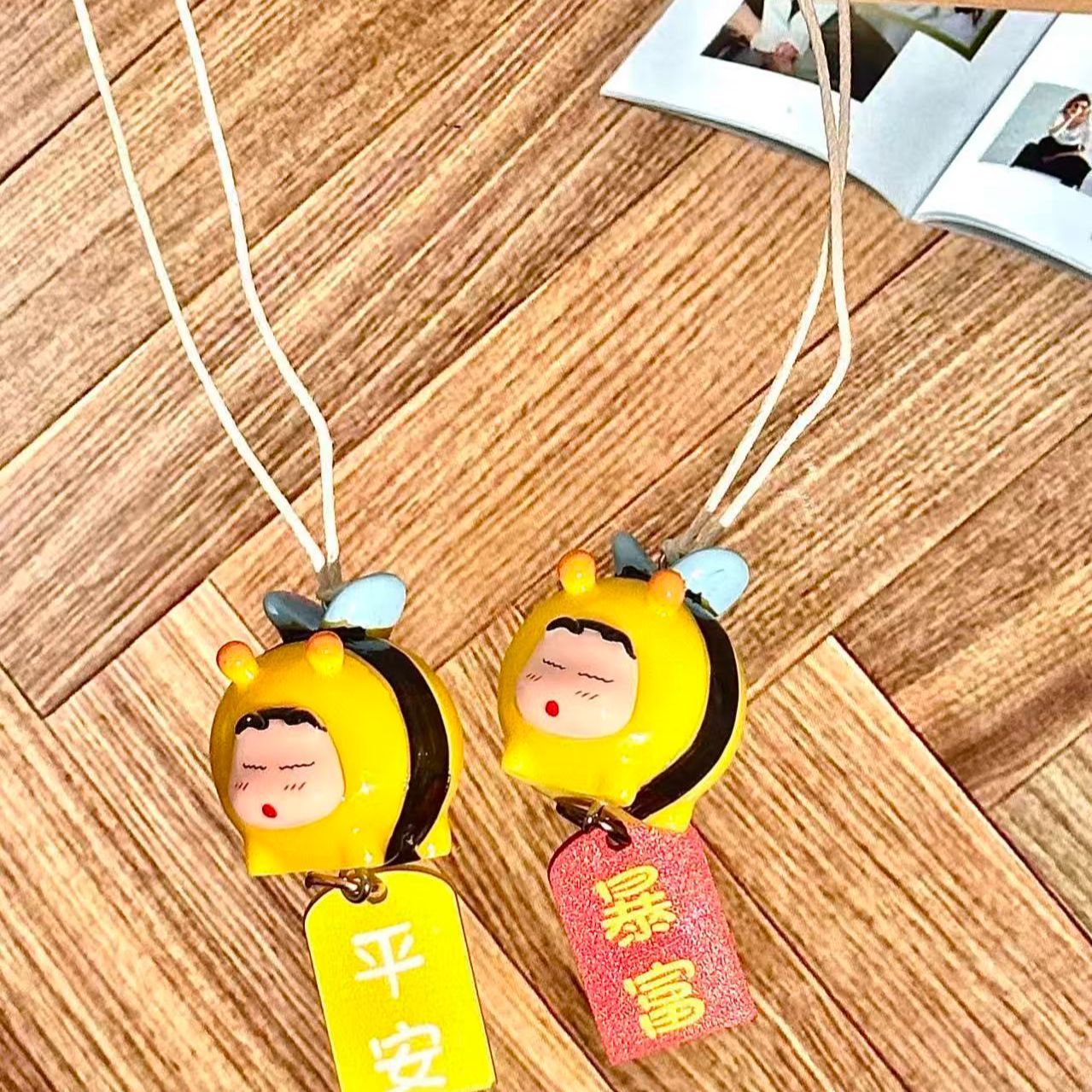 Figurka Crayon Shin-chan Bee C – Car Accessories Hanging recenzja i cena