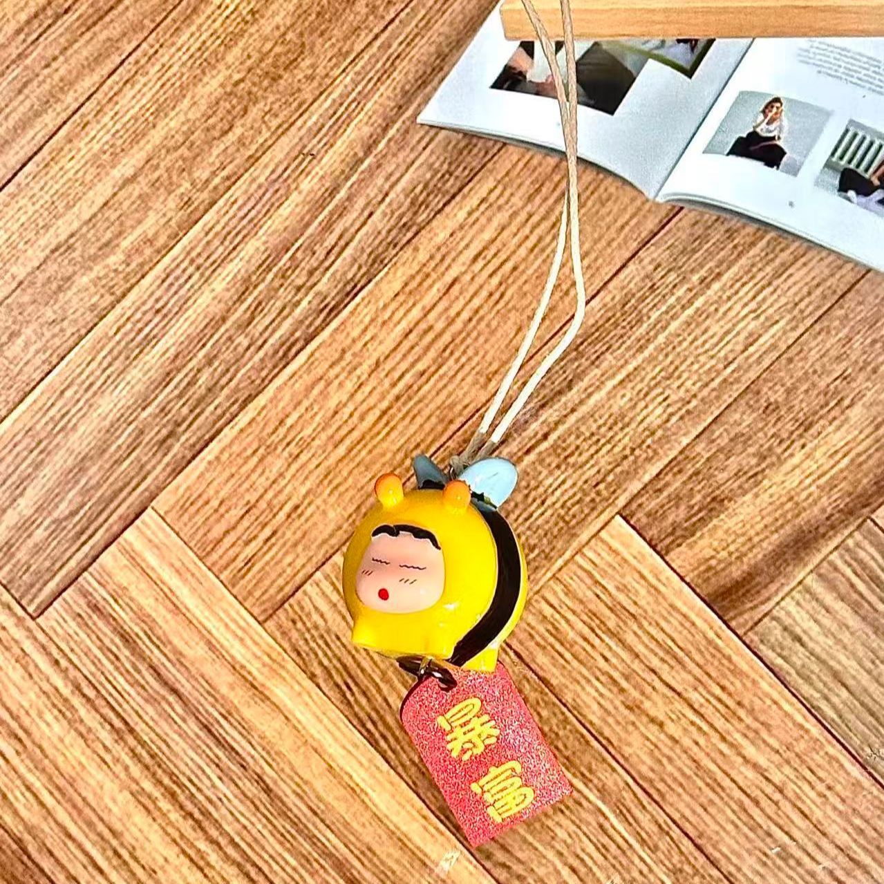 Figurka Crayon Shin-chan Bee C – Car Accessories Hanging recenzja i cena